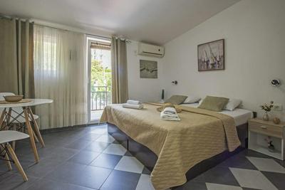 Chic Studio Flat With Balcony Near Beach in Tivat