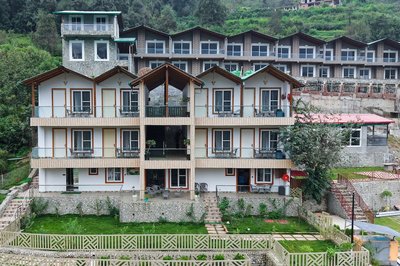 The Hoften Snowia Luxury Stay Near Bhalugarh Waterfall