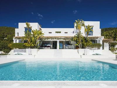 Impressive Holiday Home With Views