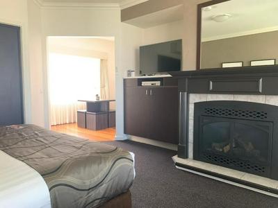 Blazing Stump Motel & Suites