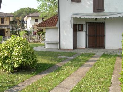 Beautiful Villa for 7 People With Swimming Pool and Private Garden by Beahost