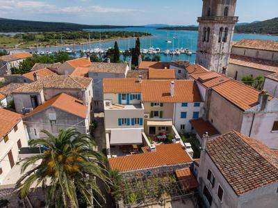 Impeccable 4-bed Apartment in Osor