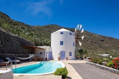 Blue Windmill Villa in Imerovigli