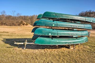 'the Burgundy Cabin' Iowa Retreat: Pond & Fire Pit