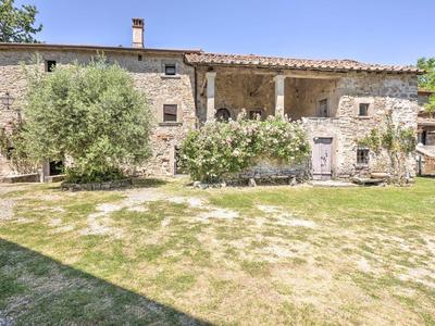 Tuscan Hideaway With Pool