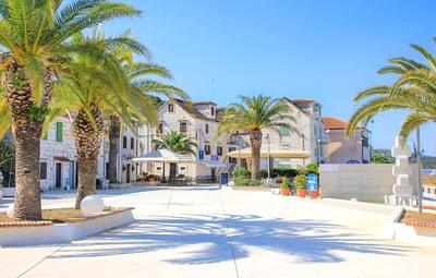 Beachfront apt at Exclusive Location Near Center