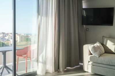 Sky-High Central Penthouse - 03