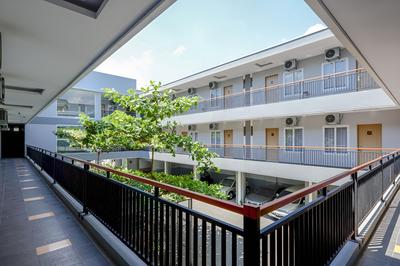 RedDoorz near Ahmad Yani Airport