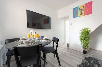 Stylish 4BR Home WiFi FreeParking