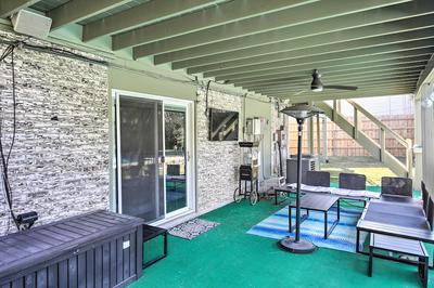 Movie Room & Private Pool: Richardson Retreat