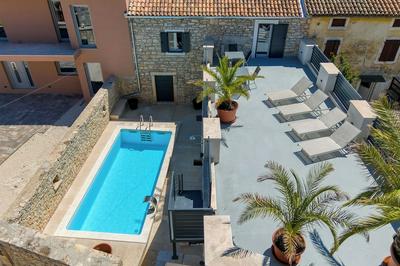 Villa Galant with Pool and Sauna