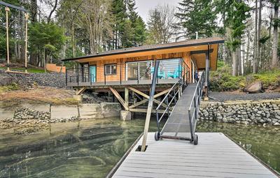 Dreamy Bayfront Cabin w/ View, Dock & Kayaks