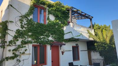Villa - Sleeps 10 - Pool - Garden - Parking