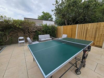 Spacious 6-bed house - 12 mins Gatwick