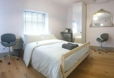 Buck - En-suite Room in Canalside Guesthouse