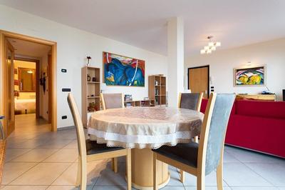 Contemporary 3 Bed Apartment With Lake Views, Wifi, Near Village