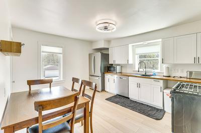 3 Mi to Dtwn: Quiet Youngstown Apt w/ Deck!