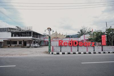 RedDoorz Syariah near Kebun Raya Liwa
