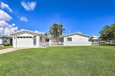 Canal-front Haven: Pool, Dock & Lanai in Palmetto