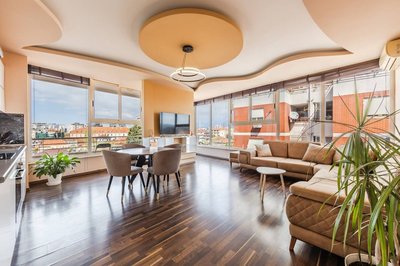 Spacious City-view Apartment Overlooking Shkod r