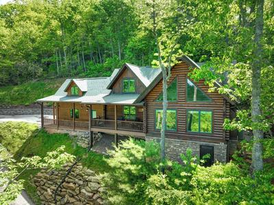 Sunset & Mountain Views: Scenic Sylva Log Cabin!