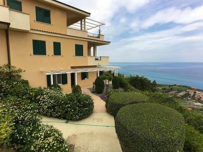 Family Sea-view Retreat in Parghelia
