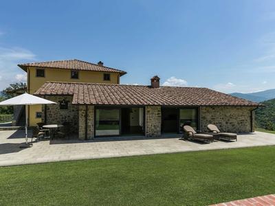 Luxury Villas in Poppi With Heated Pool