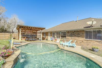 Swim & Unwind: Pet-friendly Home in Spring!
