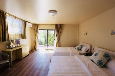 Romantic Holiday Garden