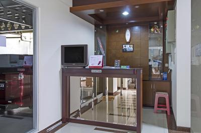 RedDoorz Plus Near Ambassador Mall