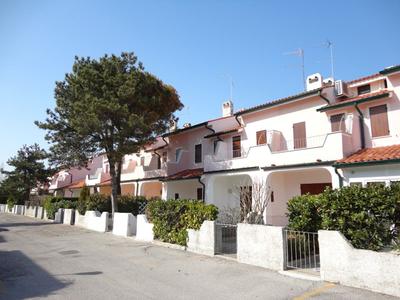 Cosy two - Storey Villa With a Garden and a Shared Swimming Pool