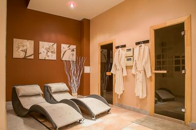 Alexander Club Hotel