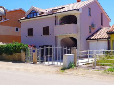 Apartment in Valbandon With Terrace
