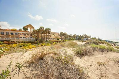 Beachside Apartment With Shared Pool