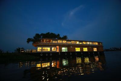Best Luxury Houseboat Kerala