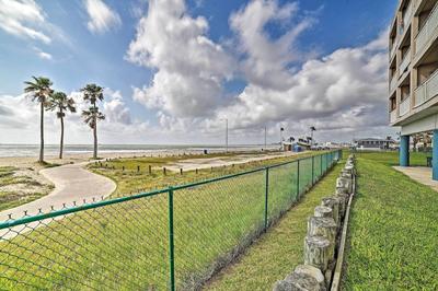 Corpus Christi Condo w/ Community Amenities!
