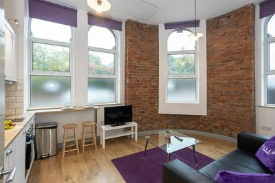 Spacious, Apartment Close to Manchester City Centre By Pillo Rooms