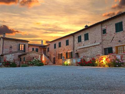 Farmhouse in Tuscany With Pool & Scenic Views