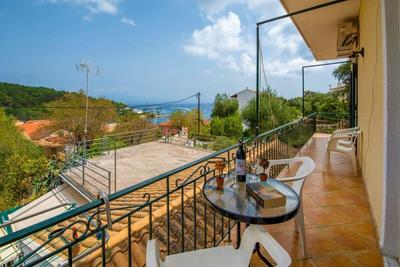 Live the Summer Dream at Gaios Cozy Retreat