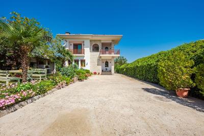 Charming Townhouse With Stunning Views