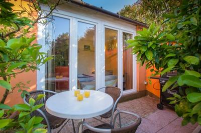 Orange - Garden Terrace - SA1