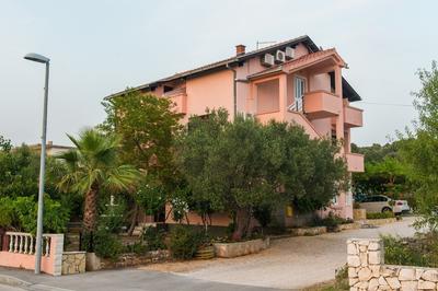 A3 Cozy Apt. w. big Garden, 2 Balconies & Grill