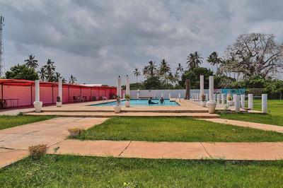 Hillside swimming pool and gardens Hotel