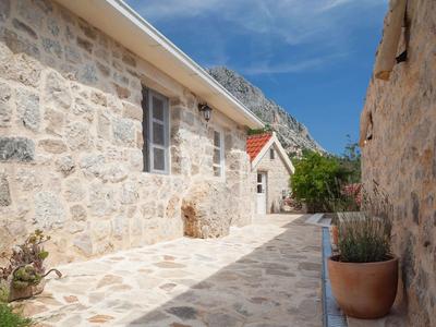 Villa in Podgora With Pool Near Beach
