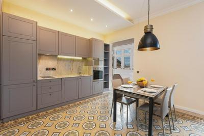 Square and Sea Views - 1 BR With Ensuite