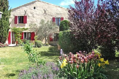 Private Garden House in Redortiers