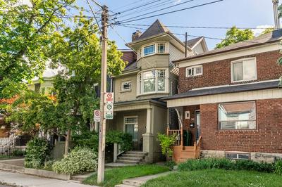 Cozy Houses in Downtown Toronto by GLOBALSTAY