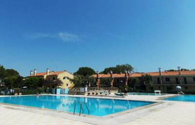 Sunny Villa Escape With Private Garden