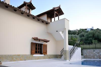 Family Maisonette with Pool near Beach