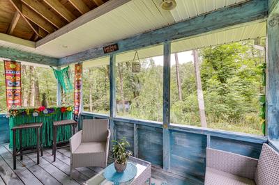 Peaceful Pocono Retreat: Hot Tub & Covered Deck!
